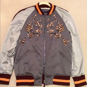Cool and trendy bomber jacket!
